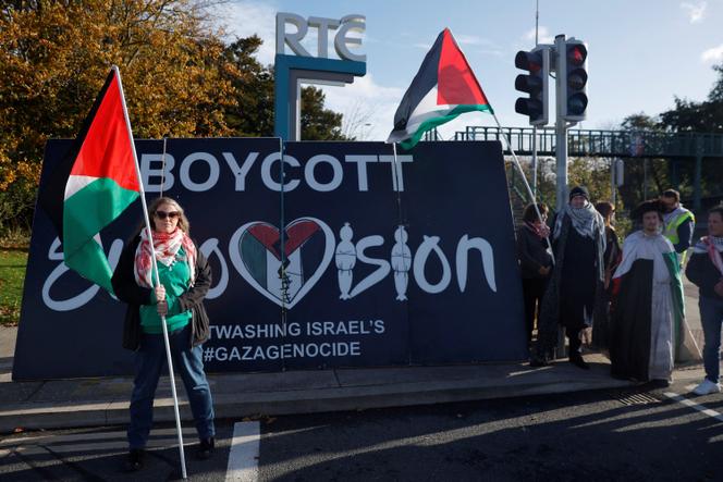 Des manifestants propalestiniens brandissent des drapeaux et une banderole devant les studios de télévision de la chaîne publique irlandaise RTE pour demander le boycott par l’Irlande de l’Eurovision 2026 si Israël y participe, à Dublin (Irlande), le 1ᵉʳ novembre 2025. 