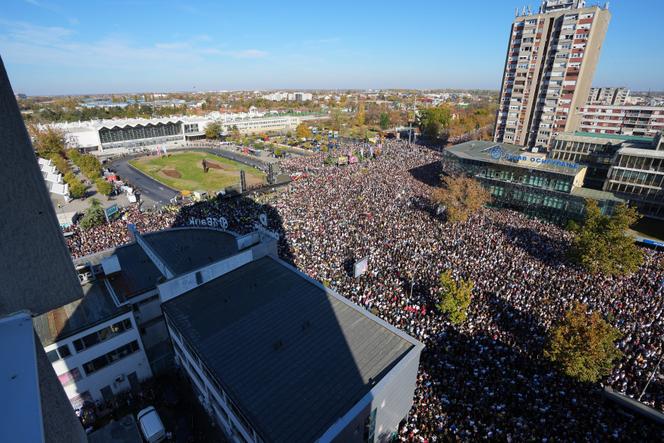 Lors des 16 minutes de silence en mémoire des victimes de l’effondrement de la verrière de la gare de Novi Sad en novembre 2024, à Novi Sad (Serbie), le 1er novembre 2025. 