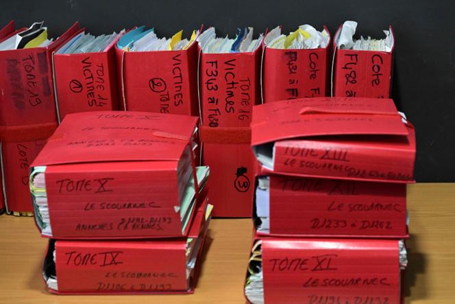 Les dossiers des victimes de Joël Le Scouarnec dans la salle d’audience du tribunal correctionnel de Vannes, le 24 février 2025, lors de l’ouverture du procès.