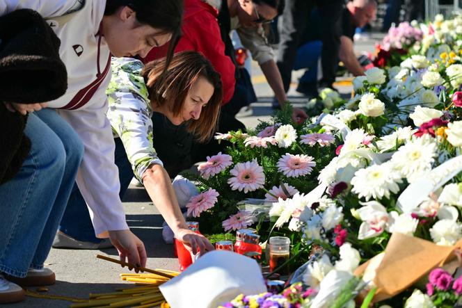Rassemblement en hommage aux 16 morts de novembre 2024, devant la gare de Novi Sad (Serbie), le 1er novembre 2025. 