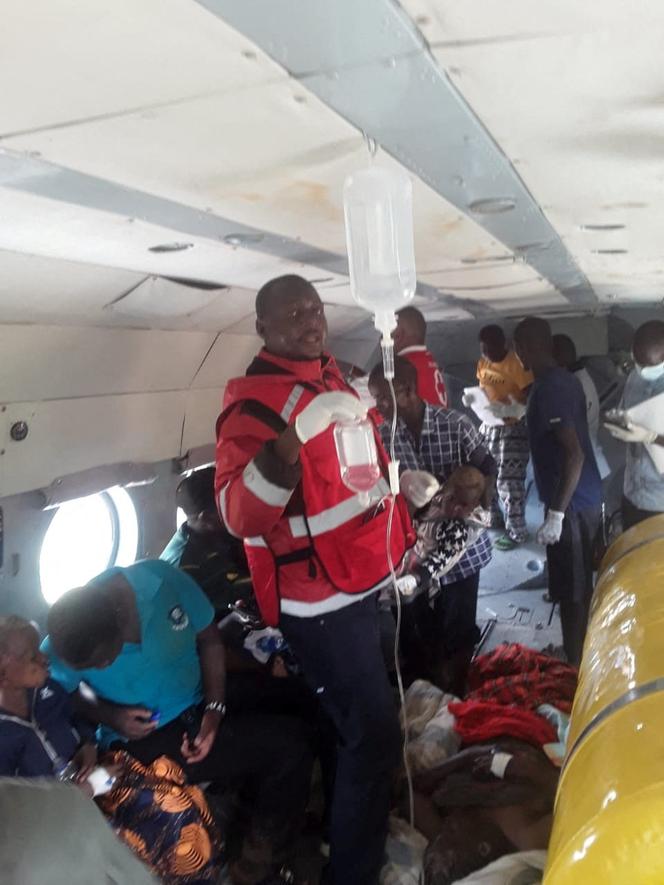 Des membres de la Croix-Rouge kenyane évacuent par avion les survivants d’un glissement de terrain provoqué par des pluies incessantes qui ont tué et déplacé des habitants à Murkutwa, dans le village de Chesongoch, dans le comté d’Elgeyo-Marakwet, dans l’ouest du Kenya, le 1er novembre 2025.