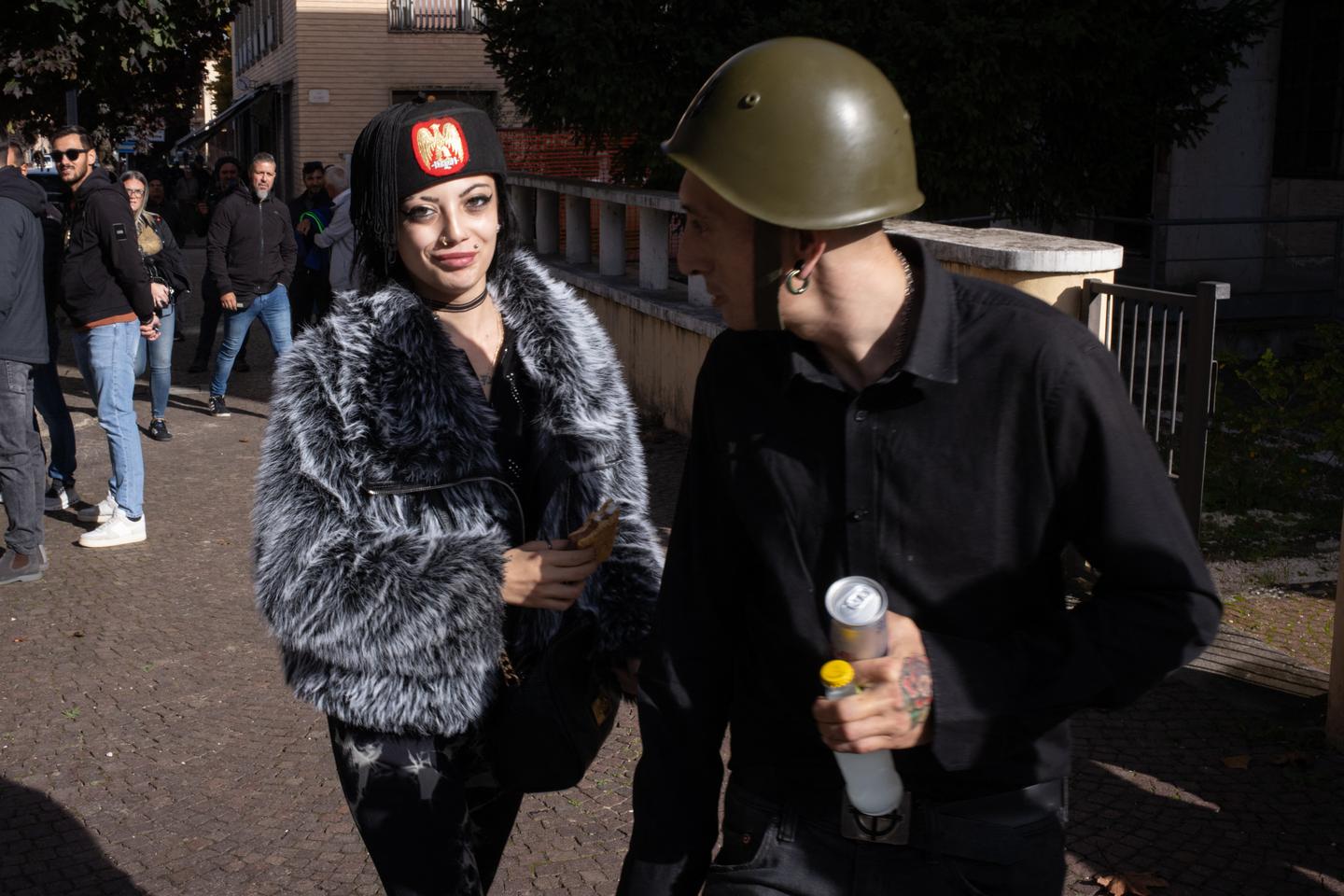 En Italie, de jeunes partisans de Meloni exaltent le rÃ©gime fasciste, tandis que les violences...
