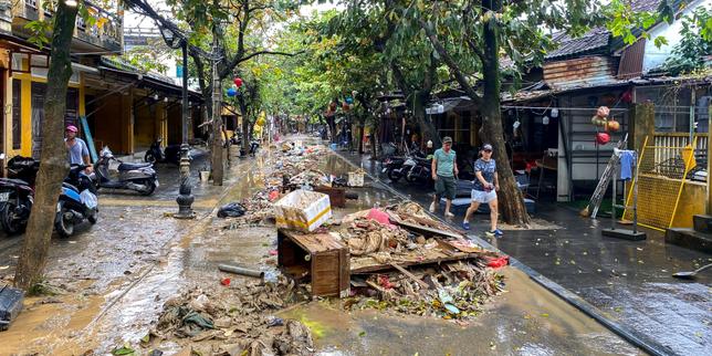 Des débris jonchent les rues de Hoi An, le 1ᵉʳ novembre, après des pluies torrentielles et des crues qui ont touché le centre du Vietnam.