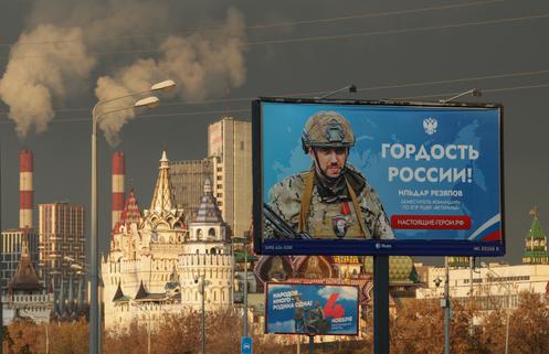 Un panneau affiche le portrait d’un militaire russe, à Moscou, le 2 novembre 2025.