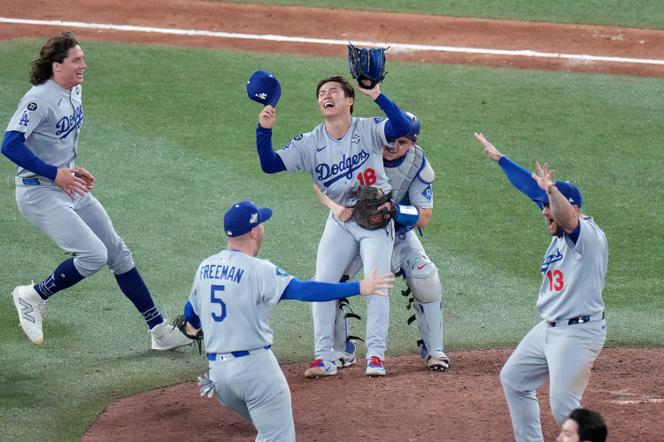 Yoshinobu Yamamoto (numéro 18) célèbre la victoire avec ses coéquipiers des Los Angeles Dodgers, à Toronto (Canada), le 1ᵉʳ novembre 2025.