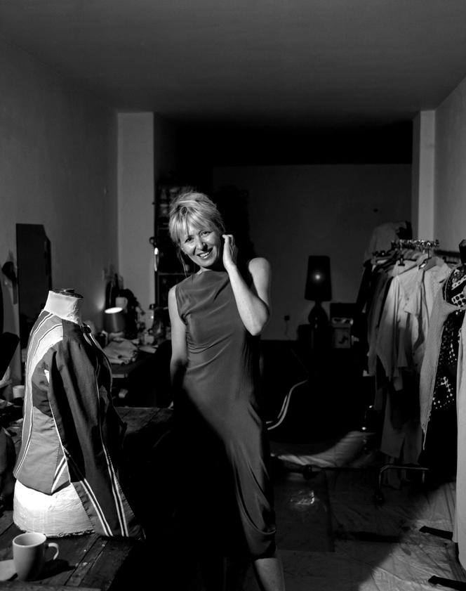 La créatrice belge Marina Yee, dans son atelier brusselois, en août 2003.