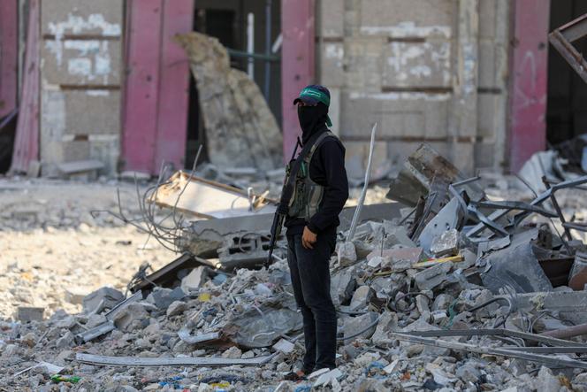 Un membre du Hamas derrière la « ligne jaune », qui coupe l’enclave palestinienne en deux parties dans le cadre du cessez-le-feu, à Gaza, le 2&nbsp;novembre 2025. 