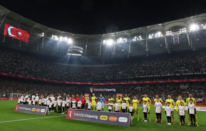 Avant le match Besiktas-Fenerbahçe, en Süper Lig, au Tupras Stadyumu, à Istanbul, le 2 novembre 2025.