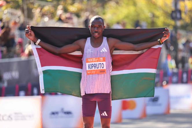 Kenyan Benson Kipruto celebrates winning the New York Marathon in New York on November 2, 2025. 