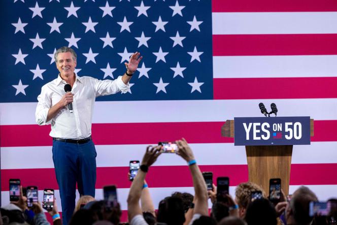 Le gouverneur démocrate de Californie, Gavin Newsom, lors d’un meeting de campagne en faveur de la proposition 50, à Los Angeles, le 1ᵉʳ novembre 2025.