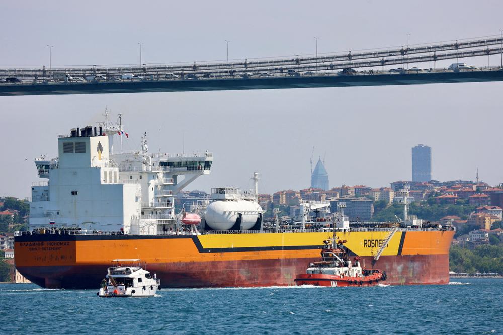 Un pétrolier battant pavillon russe et appartenant à la compagnie Rosneft traverse le détroit du Bosphore à Istanbul, en Turquie, le 6 juillet 2023. - YORUK ISIK / REUTERS