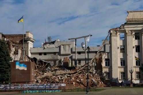 O edifício da administração regional, parcialmente destruído por ataques aéreos russos, na praça principal de Kherson (Ucrânia), em 3 de novembro de 2025.