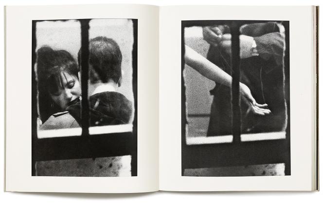 Un extrait de la série « Dirty Windows » de la photographe américaine Merry Alpern, publiée sous forme de portfolio dans le no 3 de la revue « Magma ».