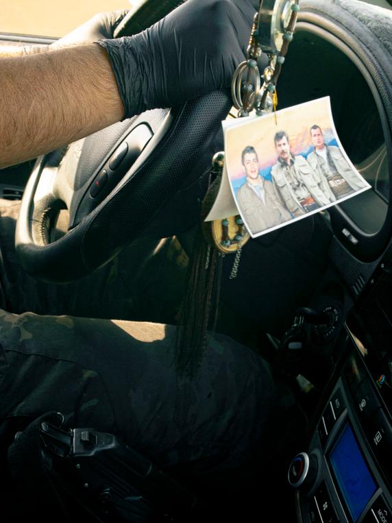 Dans la voiture avec un membre des Forces démocratiques syriennes, région d’Alep, le 24 octobre 2025.