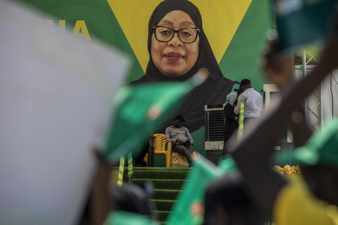 Un portrait de Samia Suluhu Hassan lors du rassemblement de clôture de la campagne électorale à Stone Town (Tanzanie), le 26 octobre 2025.