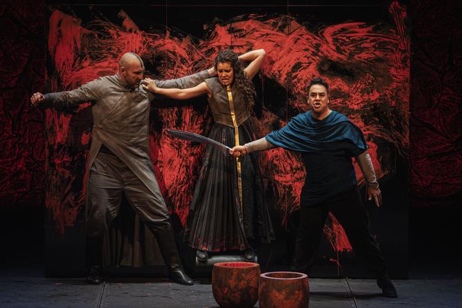 Jean-Fernand Setti (Thoas), Tamara Bounazou (Iphigénie) et Philippe Talbot (Pylade), dans « Iphigénie en Tauride », de Gluck, à l’Opéra-Comique, à Paris, le 30 octobre 2025.