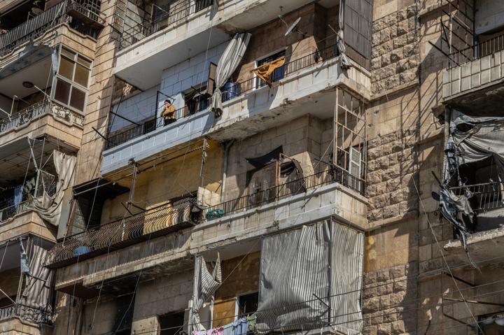 Une habitante du quartier de Cheikh-Maqsoud à Alep (Syrie), revenue dans les immeubles, très exposés et endommagés pendant la guerre. Le 25 octobre 2025.