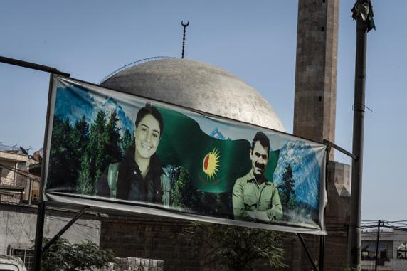 Abdullah Öcalan, fondateur du Parti des travailleurs du Kurdistan, sur une affiche devant la mosquée principale du quartier de Cheikh-Maqsoud, à Alep (Syrie), le 25 octobre 2025.