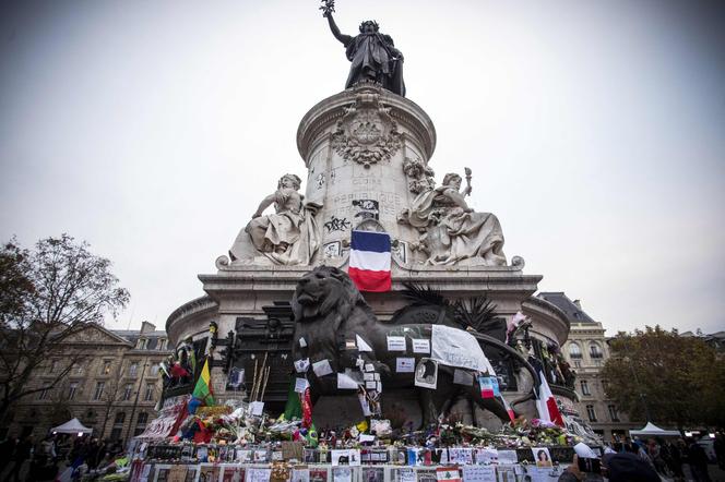 Hommages rendus aux victimes des attentats de Paris au pied du « Monument à la République », à Paris, le 16 novembre 2015.