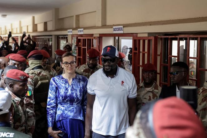 Le général Mamadi Doumbouya, chef de l’Etat de la Guinée, et son épouse Lauriane Darboux-Doumbouya, dans un bureau de vote de Conakry, à l’occasion du référendum sur le projet d’une nouvelle Constitution, le 21 septembre 2025.
