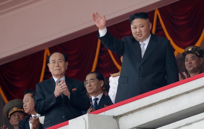 Le président de l’Assemblée populaire suprême Kim Yong-nam et le dirigeant nord-coréen Kim Jong-un, à Pyongyang, le 15 avril 2017.