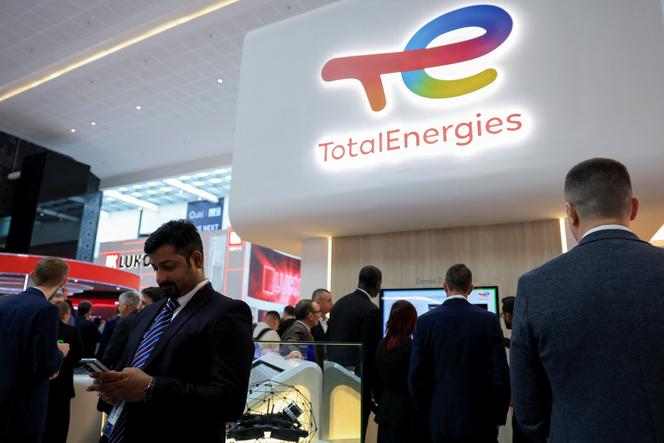 Devant le stand de TotalEnergies, lors du salon annuel du secteur pétrolier et gazier, à Abou Dhabi, le 3 novembre 2025.