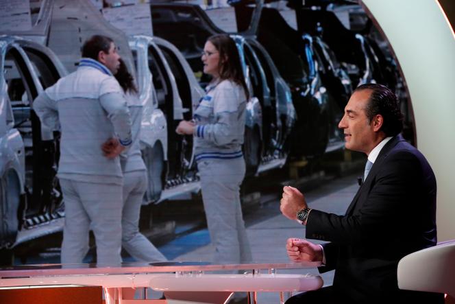 Le PDG de Stellantis, Antonio Filosa, sur le plateau de l’émission télévisée « Cinque Minuti », à Rome, le 27 octobre 2025.