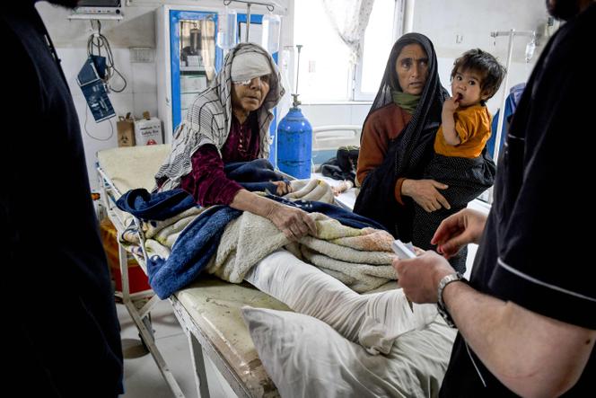 Une femme blessée reçoit des soins dans un hôpital de Mazar-e-Charif  (Afghanistan), après le tremblement de terre qui a frappé la région dans la nuit, ici, le 3 novembre 2025. 