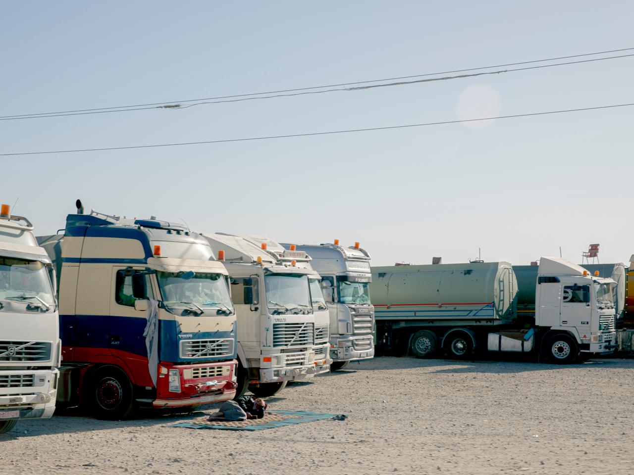 Sur la route de Damas, au sud d’Al-Tabqa, des camions-citernes stationnent, bloqués entre les forces de Damas et les Forces démocratiques syriennes. Le 25 octobre 2025.