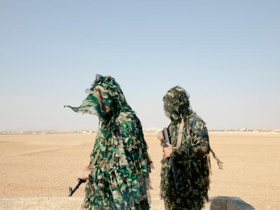 Au nord de Deir Hafer, dans la région d’Alep (Syrie), des soldats des Forces démocratiques syriennes tiennent des positions face aux anciennes milices proturques, intégrées à l’armée syrienne, le 24 octobre 2025.