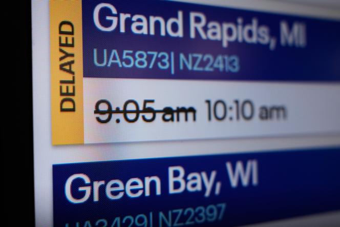 Un écran affiche un vol United Airlines retardé à l’aéroport international O’Hare de Chicago, lundi 3 novembre 2025. 