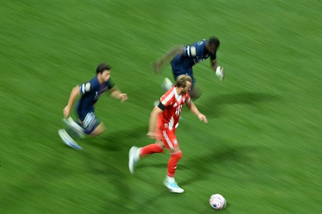 Harry Kane (en rouge), poursuivi par Joao Neves (à gauche) et Pacho, lors du match de la Coupe du monde des clubs entre le Bayern Munich et le PSG, à Atlanta (Etats-Unis), le 5 juillet 2025. 