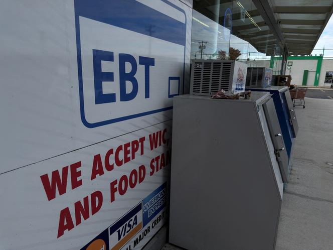 Une affiche annonçant qu’un supermarché accepte les paiements en coupons alimentaires, à Baldwin, dans l’Etat de New York, le 3 novembre 2025.