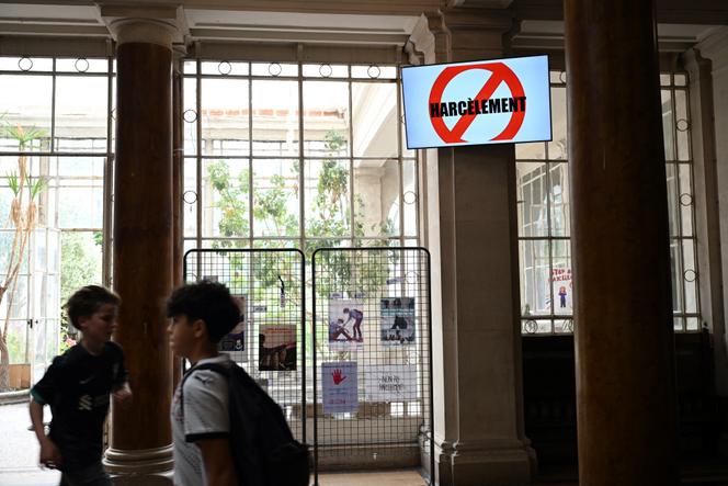 Des élèves de la cité scolaire Montaigne devant un panneau d’information sur la lutte contre le harcèlement à l’école, à Paris, le 5 juin 2025.