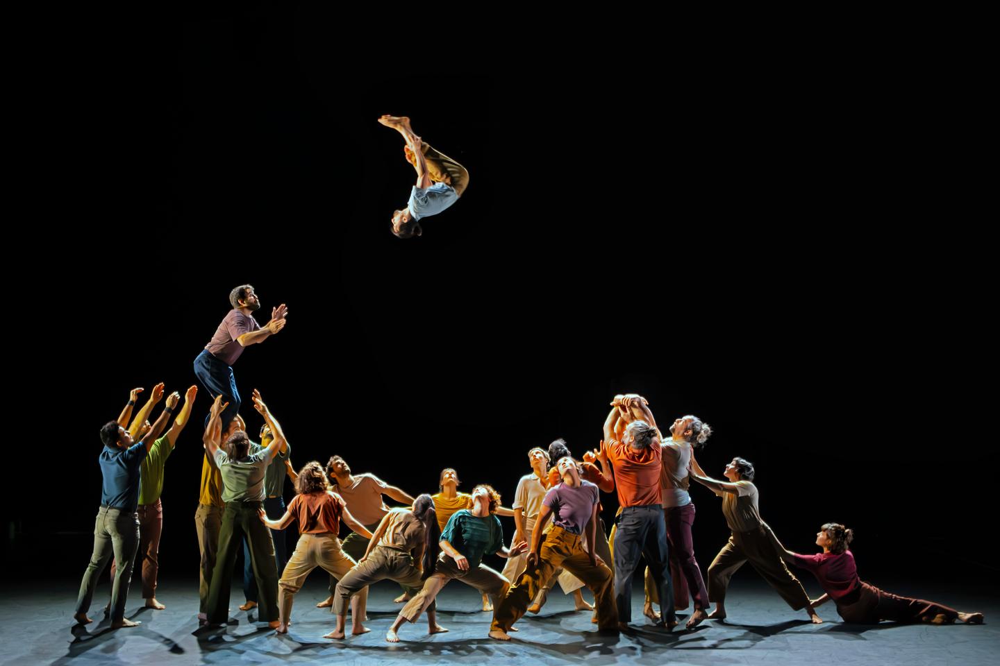 Avec « Le Pas du monde », la magie apaisante de la compagnie XY sous le chapiteau de La Villette Avec « Le Pas du monde », la magie apaisante de la compagnie XY sous le chapiteau de La Villette