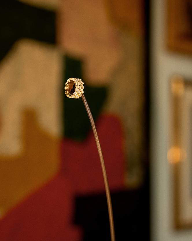 La bague Clique Cascade, en or jaune et diamants, une de leurs créations.