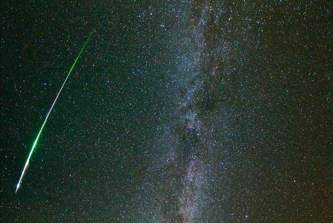 L’éclat des étoiles filantes est généralement d’un blanc très pur, mais les plus brillantes peuvent montrer des colorations vert émeraude ou orange parfaitement perceptibles à l’œil nu.