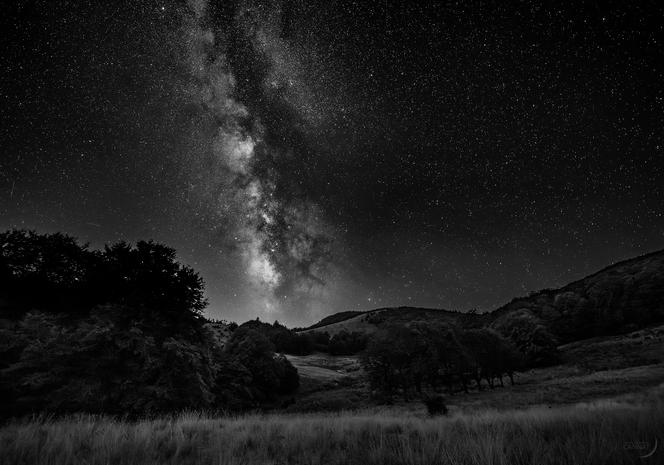Млечный Путь над перевалом Коль-де-Пиз; отпечаток этого изображения будет выставлен в зале Музея Фабра в Монпелье 22 ноября во время вечера Nuit Noire, организованного по случаю выставки Пьера Сулажа.