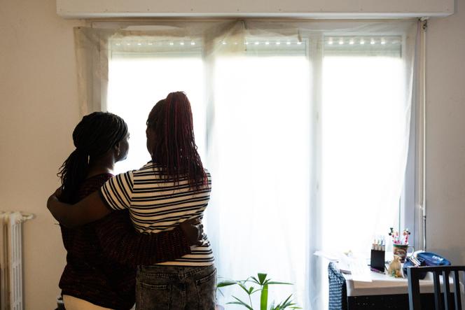 Nadia élève seule sa fille Emilie, âgée de 11 ans (les prénoms ont été modifiés). Ici, dans leur appartement, en région parisienne, le 18 octobre 2025.