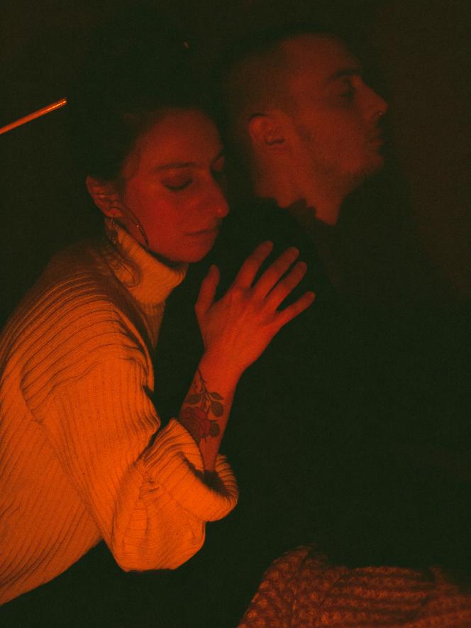 Marco, lors d’une expérience psychédélique accompagnée par la facilitatrice Eta, aux Pays-Bas, en 2023. Photographie extraite de la série en cours « Myr », de Chiara Francesca Rizzuti sur les effets
de la psilocybine dans les troubles de l’anxiété
et de la dépression. 