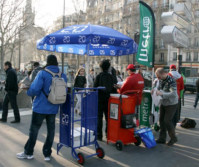 Lors d’une distribution du journal « 20 Minutes », et d’autres titres gratuits, à Paris, en mars 2012.