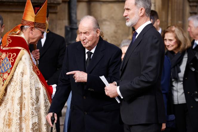 Juan Carlos (au centre) et son fils le roi Felipe, lors d’un service commémoratif pour le roi Constantin de Grèce, le 27 février 2024 à Windsor (Royaume-Uni).