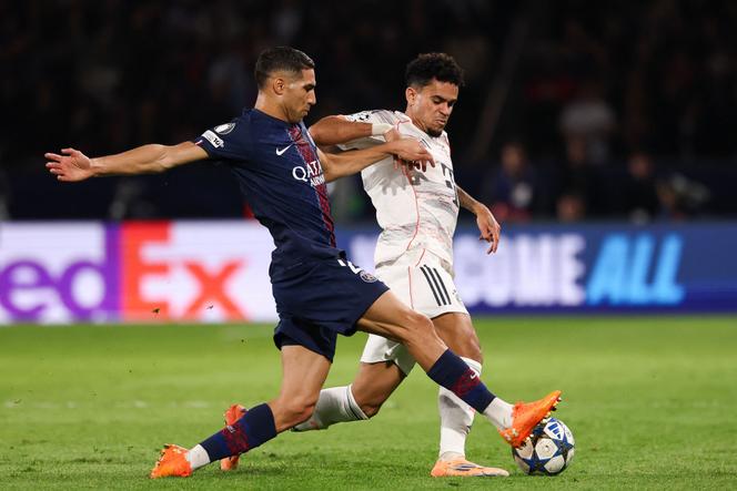Achraf Hakimi, défenseur du PSG, et Luis Diaz, attaquant du Bayern Munich, au Parc des Princes, à Paris, le 4 novembre 2025.