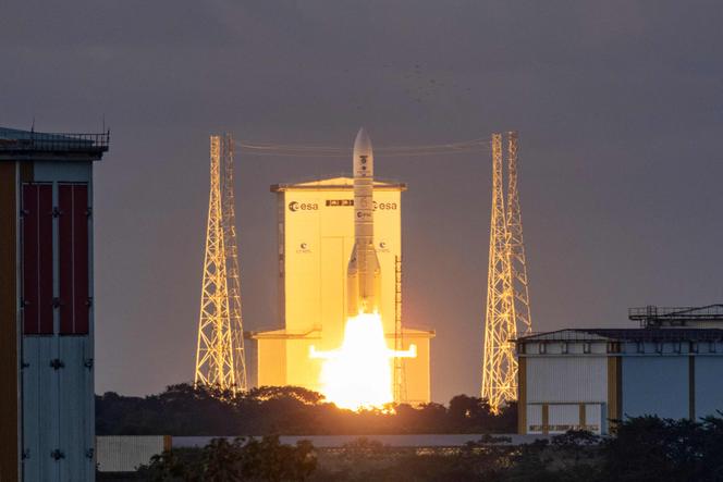 La fusée Ariane 6 de l’Agence spatiale européenne (ESA) transportant le satellite d’observation terrestre Sentinel 1-D de l’Agence spatiale européenne (ESA) lors de son décollage à Kourou, en Guyane, le 4 novembre 2025.