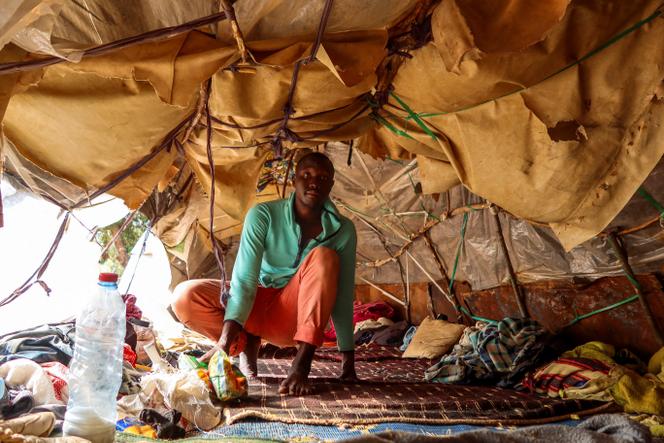 Un migrant guinéen réfugié à El-Hencha (Tunisie), en octobre 2024.