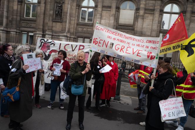 Lors du rassemblement des guides-conférenciers de plusieurs musées de la Ville de Paris, devant l’Hôtel de ville de Paris, le 23 septembre 2025.