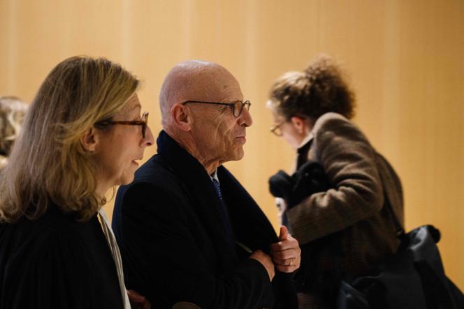 L’ancien directeur général adjoint des opérations de Lafarge chargé de la Syrie, Christian Herrault, et son avocate Solange Doumic, au tribunal de Paris, le 4 novembre 2025.