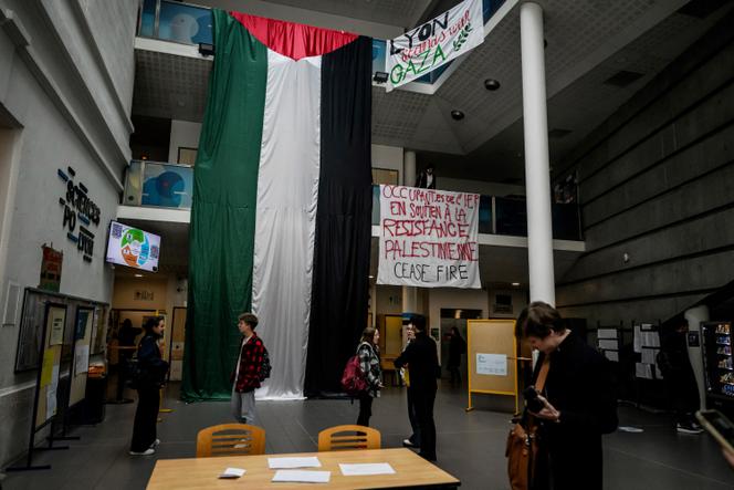 Un drapeau palestinien est accroché à l’entrée de l’Institut d’études politiques de Lyon, alors que le bâtiment est occupé par des manifestants propalestiniens, à Lyon, le 2 mai 2024.