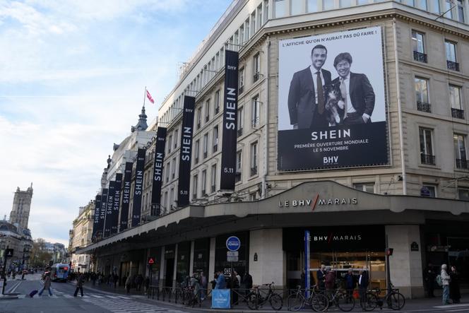 La façade du BHV, avec une affiche géante montrant une photo de Frédéric Merlin, président de la Société des grands magasins et directeur du BHV, et Donald Tang, président exécutif du groupe Shein, à Paris, le 3 novembre 2025.