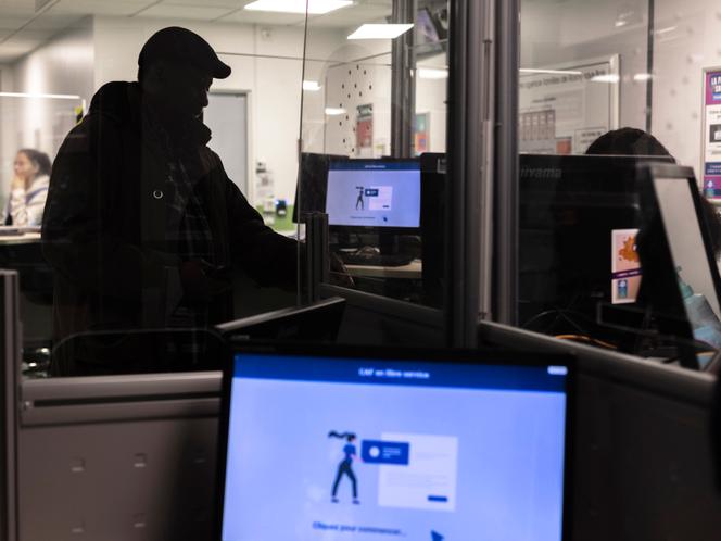 Un usager, à la Caisse d’allocations familiales de Rosny-sous-Bois (Seine-Saint-Denis), le 15 octobre 2025.
